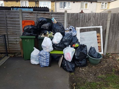 Step-by-step garage clearance process with sorting and planning